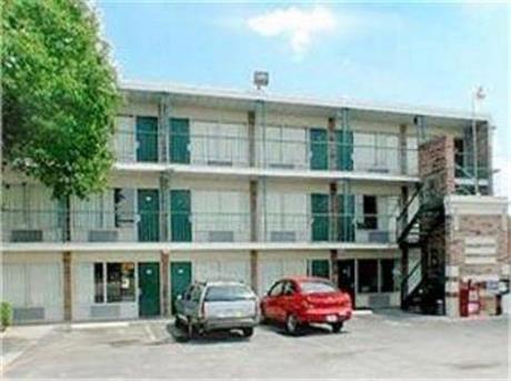 Econo Lodge Airport I-35 North