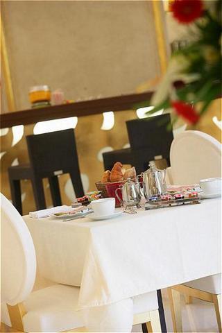 Renoir Hotel