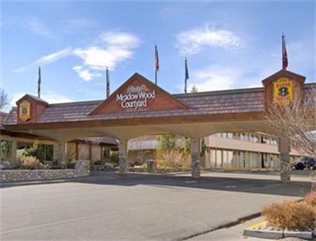 Super 8 Motel - Meadow Wood Courtyard