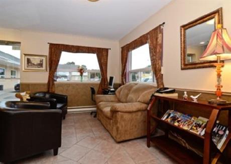 Econo Lodge Inn & Suites