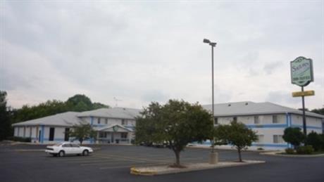 Super 8 Motel - West Bend